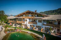 Sommerliche Außenansicht mit Schwimmteich (c) Florian Mitterer (Vitalhotel Sonnenhof)