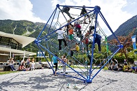 Kinder am Spielplatz beim Klettern im Sommer (c) Grohag (Tourismusverband Krimml)