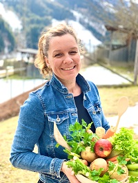 Nadja mit einem Gemüsekorb (Apart & Suiten Hotel Weiden)