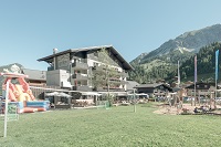 Das Hotel im Sommer (Hotel Gorfion Familotel)