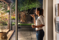 Per Smartphone kann die Außenbeleuchtung bequem gesteuert werden. (Foto: licht.de/Signify)