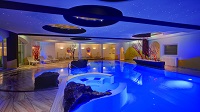Indoorpool bei Nacht (Hotel Almesberger)