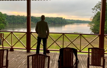 Von der Terrasse der Iwokrama River Lodge schaut man direkt auf den Essequibo
