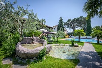 Wunderschöne Olivenbäume am Pool (c)Werbecompany Meran, M. Tessaro (Glanzhof Hotel & Apartments)