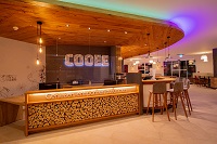 Die einladende moderne Rezeption (COOEE alpin Hotel Bad Kleinkirchheim)