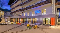 Außenansicht des Hotel BLÜ bei Dämmerung (Hotel Blü Gastein) Außenansicht des Hotel BLÜ bei Dämmerung (Hotel Blü Gastein)