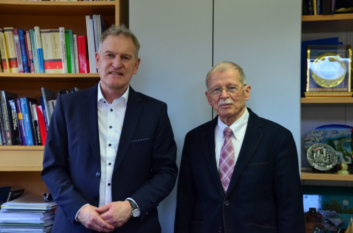 Entwickler des GreenMLA® Herr Prof. Dr. Rolf Pfeiffer und Herr Prof. Dr. Bertram Lohmüller Entwickler des GreenMLA® Herr Prof. Dr. Rolf Pfeiffer und Herr Prof. Dr. Bertram Lohmüller