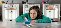 Tüftler:innen können beim Konstruktionswettbewerb 3D-Drucker & Robotiksets für ihre Schulen gewinnen