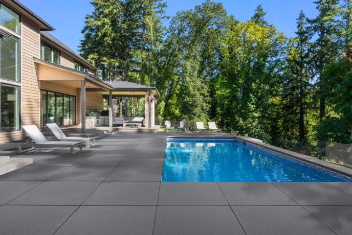 Die großformatigen Terrassenplatten Vios passen sehr gut zu einem eleganten Architekturstil Die großformatigen Terrassenplatten Vios passen sehr gut zu einem eleganten Architekturstil