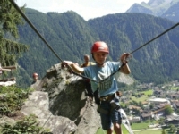 Junge am Klettersteig
