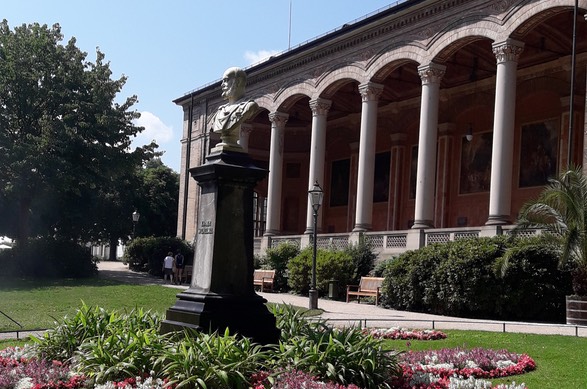 Im Taxi durch Baden-Baden mit den Mercedes Limousinen von Taxi Minor.