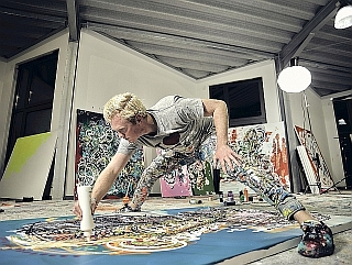 Leon Löwentraut in seinem Atelier, Foto: Adrian Bedoy Leon Löwentraut in seinem Atelier, Foto: Adrian Bedoy