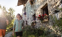 Wandern zwischen tradtionell meraner Häusern im Gartendorf Algund (c) Hannes Niederkofler (Algund)
