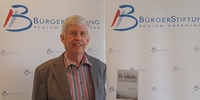 Rolf Gestefeld mit seinem Buch „Die Langhans – Geheimnis in Zeiten der Stürme“ (Foto: BürgerStiftung