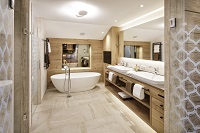 Modernes Badezimmer in der Deluxe Suite (Hotel Bergblick)