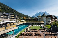 Sommerlicher Blick auf das Alpenrose - Familux Resort (Alpenrose - Familux Resort)