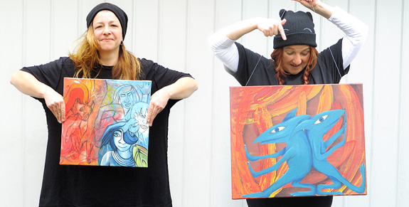 Astrid Lang & Ingrid Lang mit Gemälden aus ihrem Crowdfunding