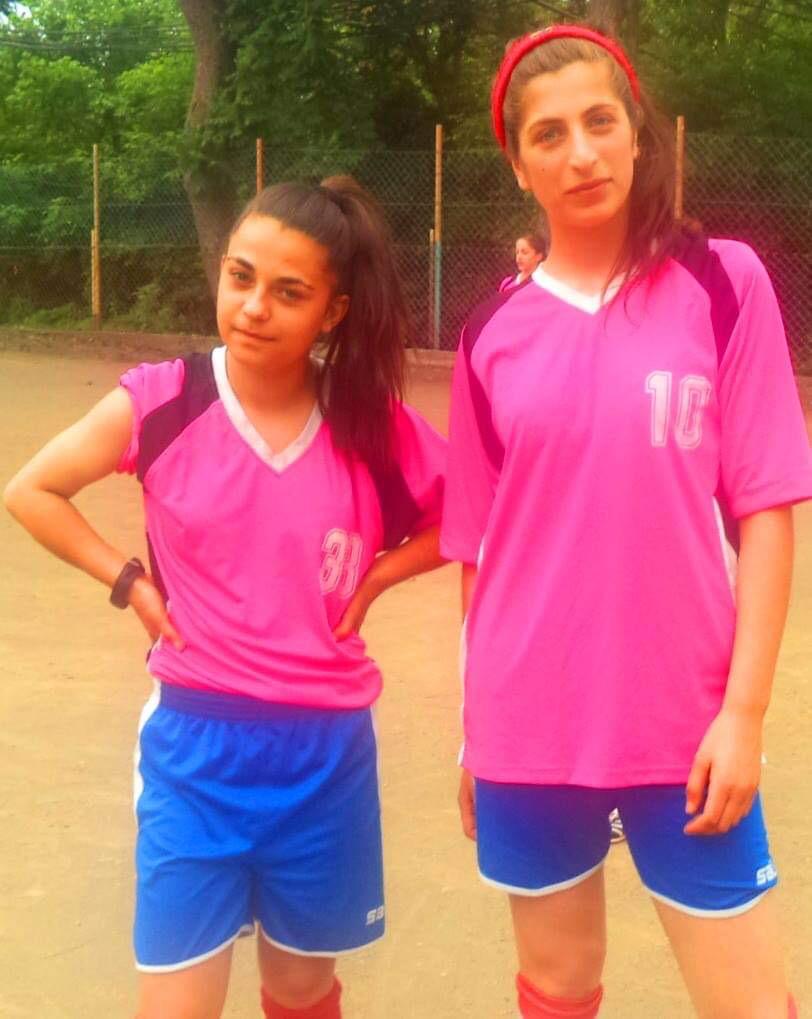 Die Profi-Fussballspielerin Dina Khukhunaishvili mit Kollegin Die Profi-Fussballspielerin Dina Khukhunaishvili mit Kollegin