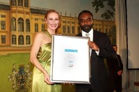 Schauspielerin Andrea Sawatzki überreicht Bahamas-Tourismusminister den Senses Destination Award2010