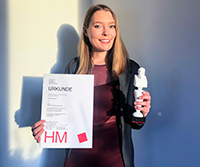 Svenja Zösmair mit dem „Oskar für exzellente Studienabschlüsse“ (Foto: Hochschule München) Svenja Zösmair mit dem „Oskar für exzellente Studienabschlüsse“ (Foto: Hochschule München)