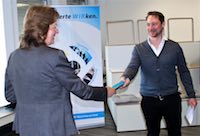 A. Osterloh, ehem. Eigentümerin von mod IT Services, übergibt den Staffelstab an P. Wegener, EOS