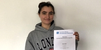 Nele mit ihrer Stipendien-Urkunde (Foto: Stiftung Völkerverständigung) Nele mit ihrer Stipendien-Urkunde (Foto: Stiftung Völkerverständigung)