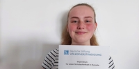 Jana mit ihrer Stipendien-Urkunde (Foto: Stiftung Völkerverständigung) Jana mit ihrer Stipendien-Urkunde (Foto: Stiftung Völkerverständigung)