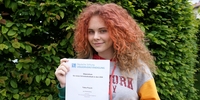 Talea mit ihrer Stipendien-Urkunde (Foto: Stiftung Völkerverständigung)