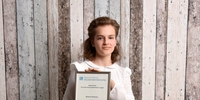 Beatrice mit ihrer Stipendien-Urkunde (Foto: Stiftung Völkerverständigung) Beatrice mit ihrer Stipendien-Urkunde (Foto: Stiftung Völkerverständigung)