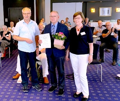 Jetzt Ehrenvorsitzender: DVG- Gründer Gerhard Kieseheuer (Mitte) mit Reiner Korth u. Ingrid Wulff.