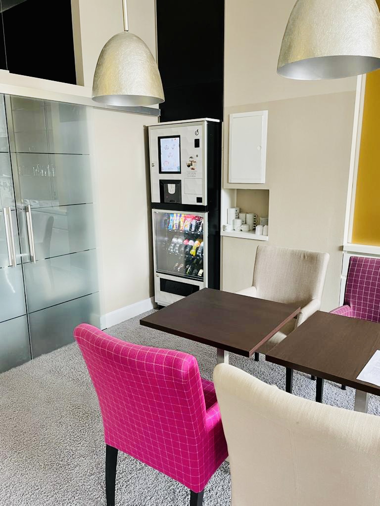 Heißgetränke- und Snackautomat von Flavura als platzsparende Kombination Foto: Flavura Heißgetränke- und Snackautomat von Flavura als platzsparende Kombination Foto: Flavura