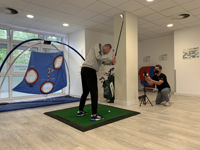 Golfspieler Marcus Hauer beim Checkup, zusammen mit Peter Klaus vom Physio-Aktiv-Zentrum