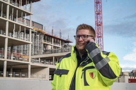 Sicherheitsexperte Bastian Rauen vor Ort zur Absicherung einer Baustelle. (Foto: Volker M. Bru Sicherheitsexperte Bastian Rauen vor Ort zur Absicherung einer Baustelle. (Foto: Volker M. Bru