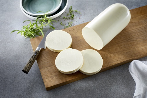Arla Pro Grilling Cheese ist sehr einfach zu schneiden und formstabil. Arla Pro Grilling Cheese ist sehr einfach zu schneiden und formstabil.
