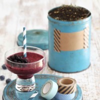 Aus Schwarztee von tea exclusive und frischen dunklen Früchten entsteht ein köstlicher Smoothie Aus Schwarztee von tea exclusive und frischen dunklen Früchten entsteht ein köstlicher Smoothie