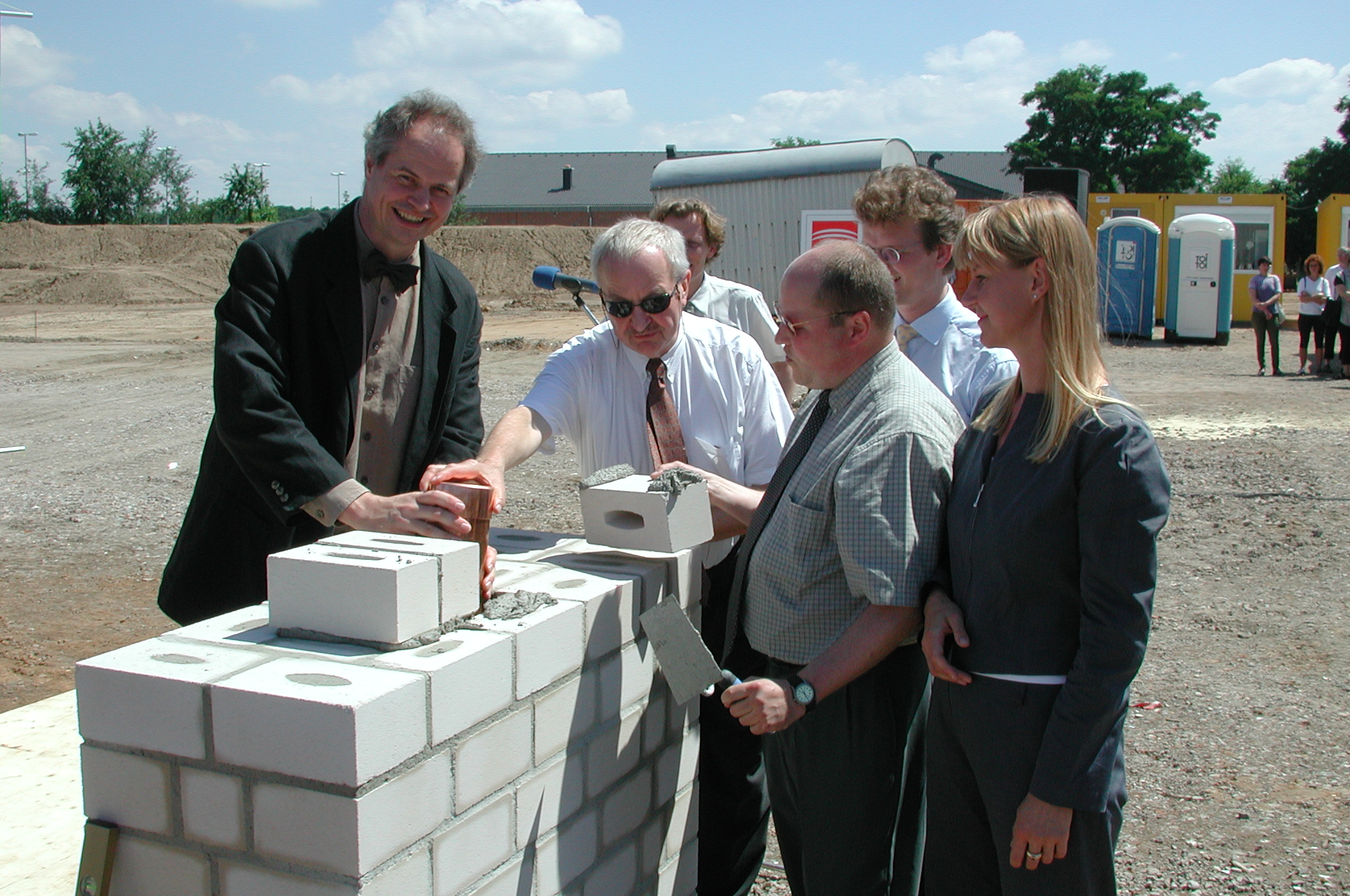 Die Grundsteinlegung des neuen Firmengebäudes von Schukat electronic im Jahr 2001.
