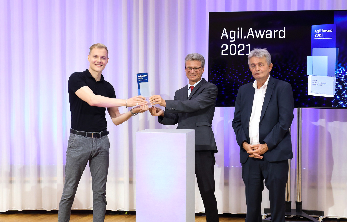 Bei der Preisverleihung: Felix Volkmann, Bernd Sibler und Bertram Brossardt (v.l.n.r.). (Bildquelle: