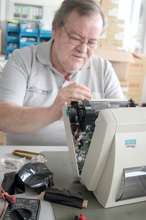 Betagter Thermotransfer-Etikettendrucker im eXtra4-Reparaturservice Betagter Thermotransfer-Etikettendrucker im eXtra4-Reparaturservice