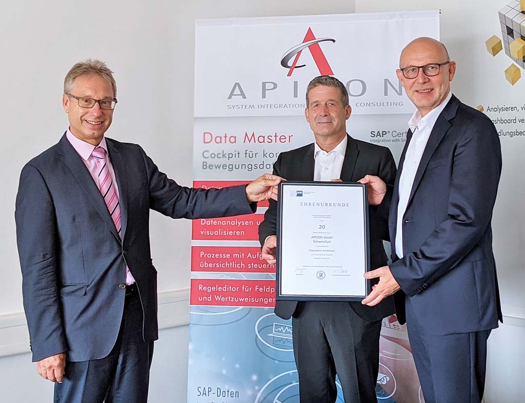 Übergabe der Ehrenurkunde vom stellvertretenden Hauptgeschäftsführer Jürgen Bode an APICON Übergabe der Ehrenurkunde vom stellvertretenden Hauptgeschäftsführer Jürgen Bode an APICON