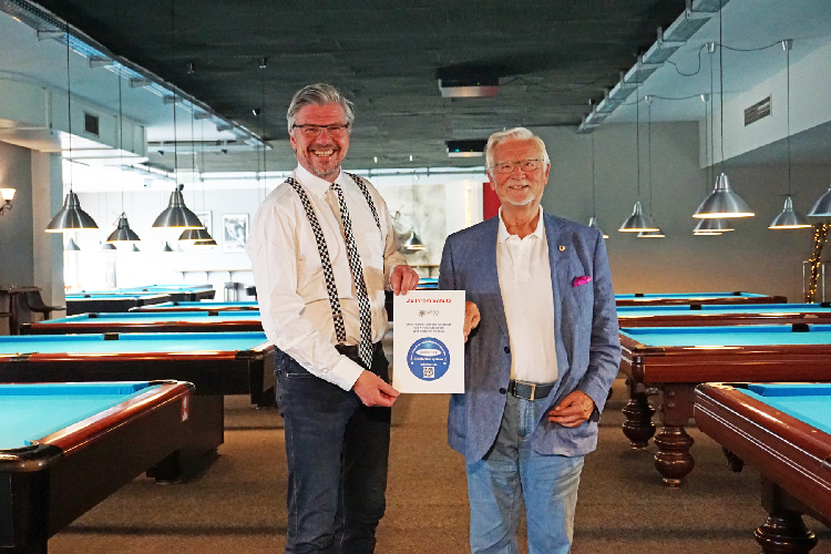 Sie setzen auf ultraviolettes Licht zum Schutz der Gäste im Billard Sport Casino (v.l.): Inhaber Fra Sie setzen auf ultraviolettes Licht zum Schutz der Gäste im Billard Sport Casino (v.l.): Inhaber Fra