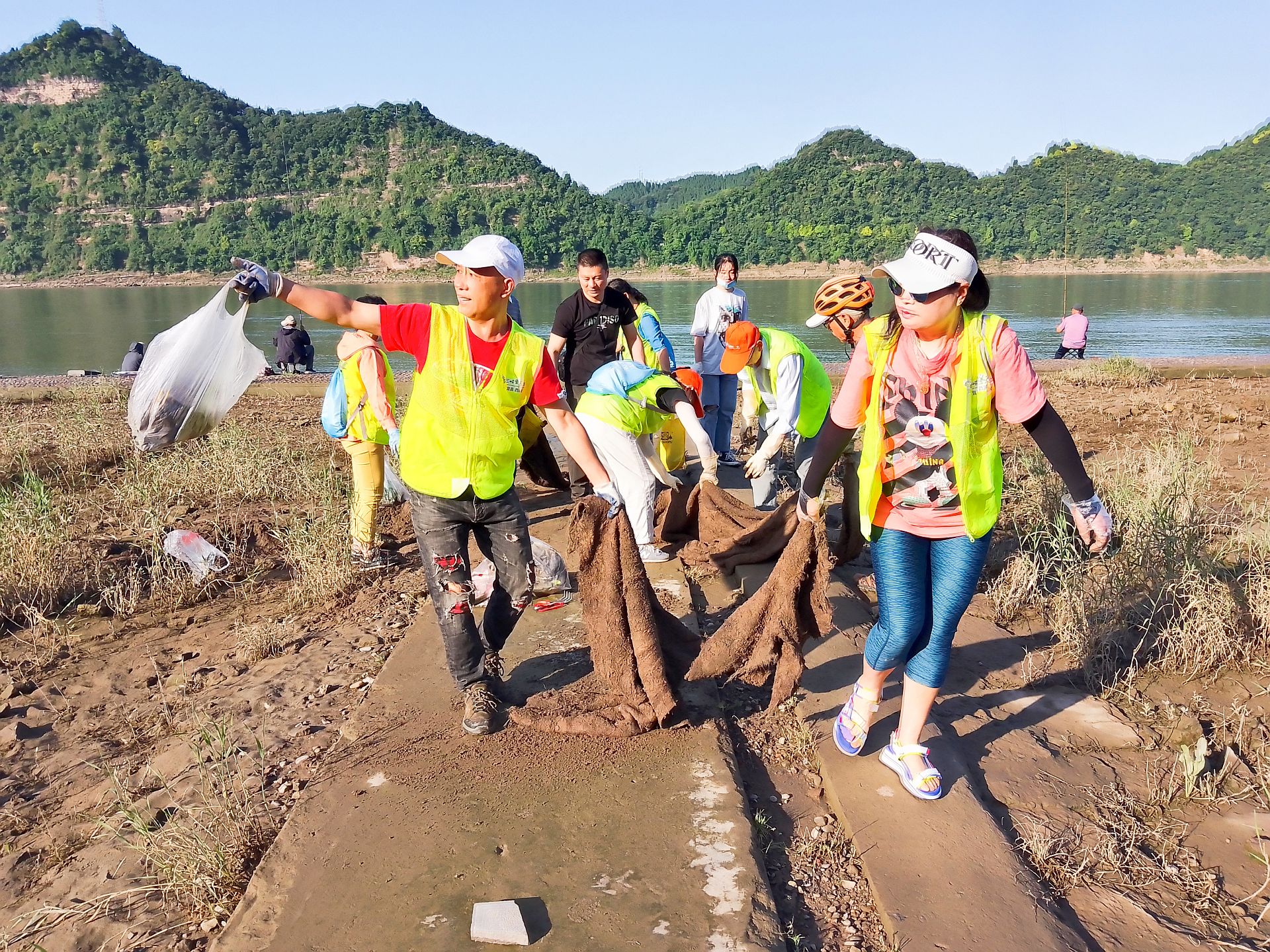 Engagierte Bürger der Stadt Yichang befreien„ihren“Jangtse regelmäßig und freiwillig von Unrat (Bild