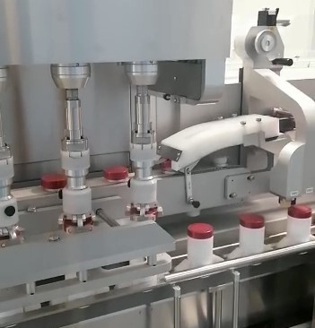 Produktion und Dosenabfüllung von Soft Kapseln aus einer Hand am Aenova-Standort in Cornu Rumänien. 