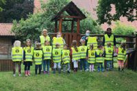 Mit den BigB-Warnwesten sind die Kinder und Betreuer*innen des St. Pankratius-Kindergartens in Becku