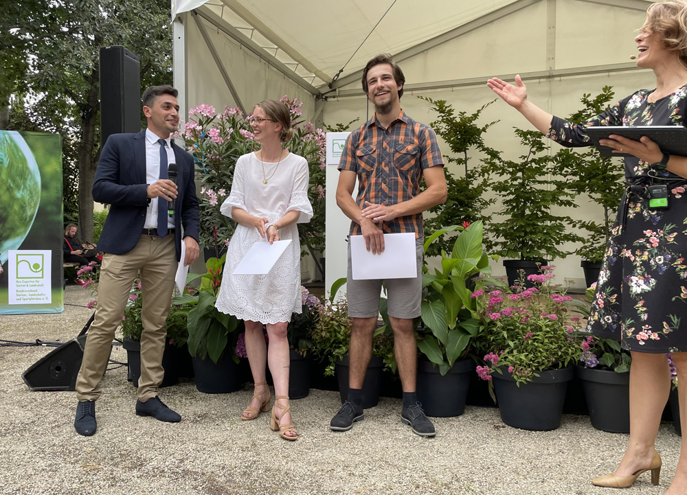 Große Freude! Die 3 Jahrgangspreisträger des BGL-Bildungspreises im Bereich Ausbildung Große Freude! Die 3 Jahrgangspreisträger des BGL-Bildungspreises im Bereich Ausbildung