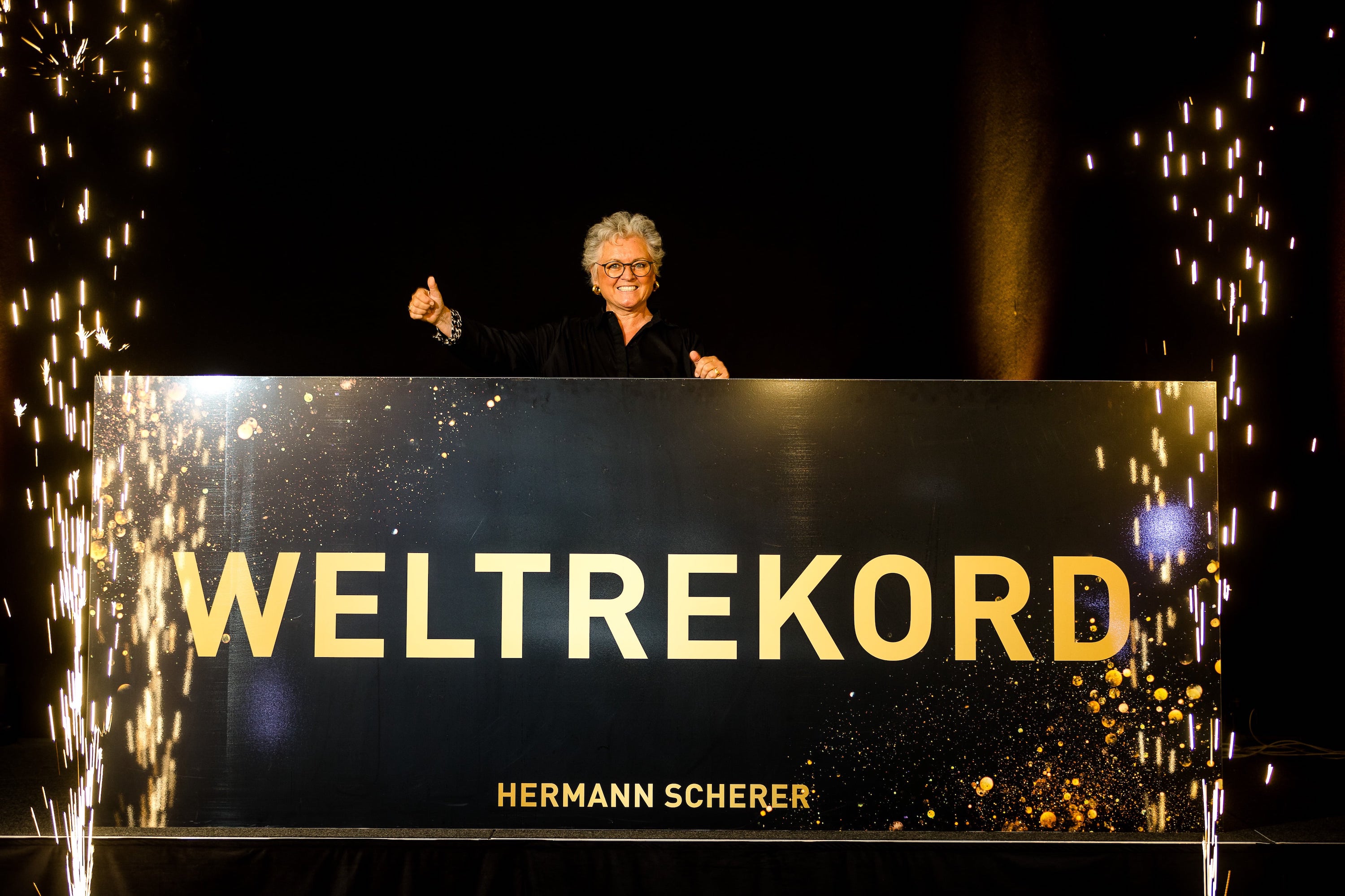 Yvonne Kasperek gewinnt beim Speaker Slam Weltrekord (Bildquelle: @dominikpfau.com) Yvonne Kasperek gewinnt beim Speaker Slam Weltrekord (Bildquelle: @dominikpfau.com)