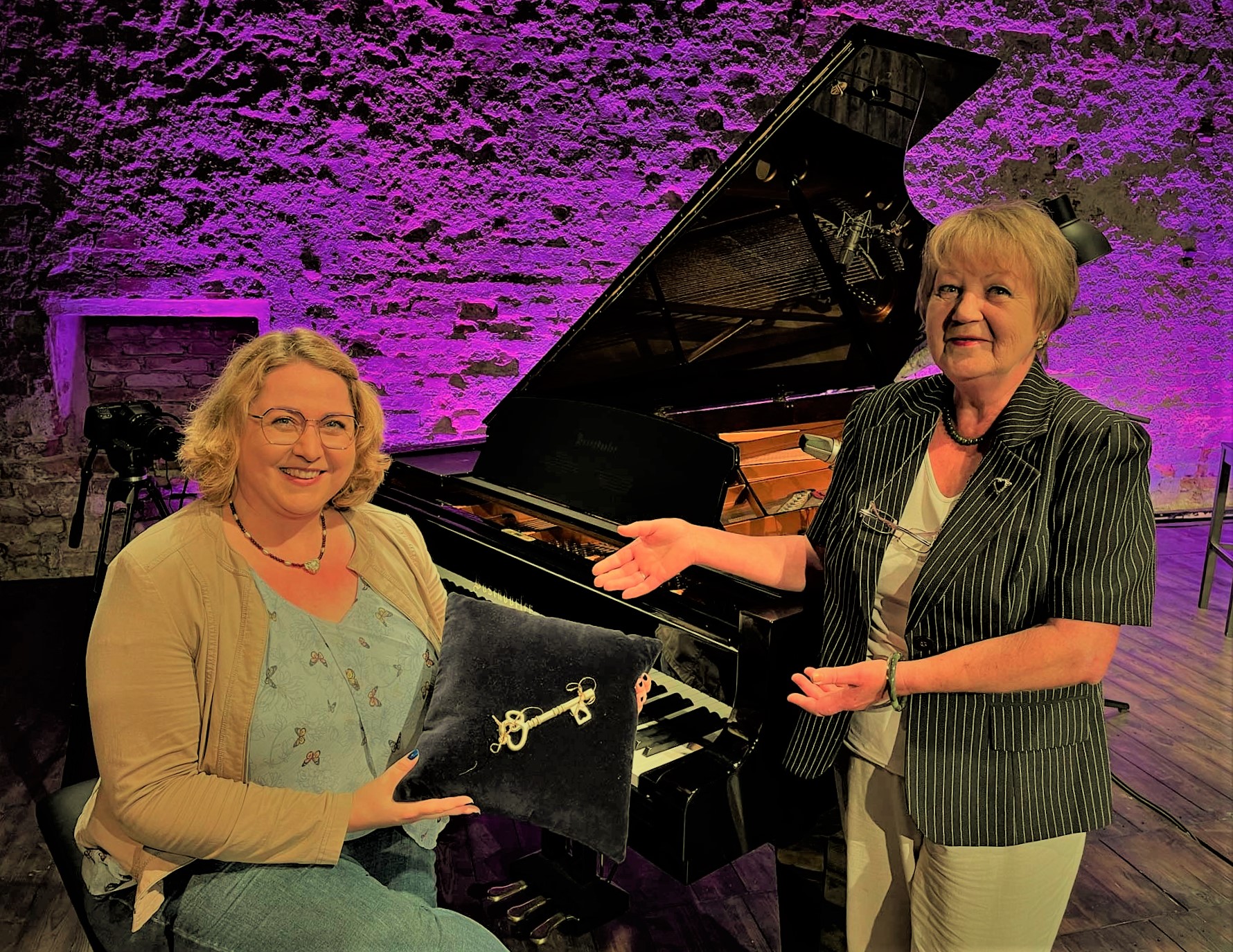 Gabriele Skarda und Janina Homann bei Schlüsselübergabe