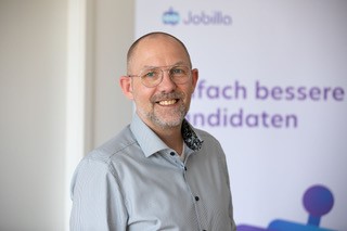 Oliver Behnke vom E-Recruiter Jobilla berät Unternehmen, wie sie an attraktive Kandidaten kommen. 
