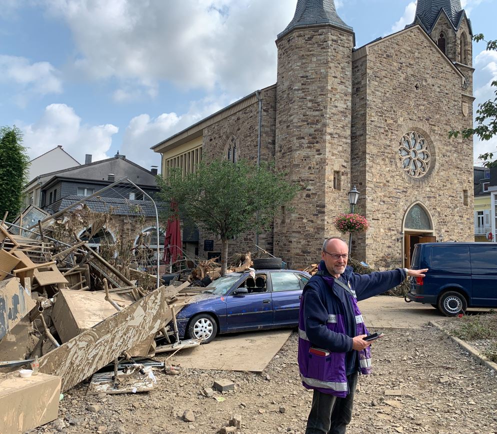 Pfarrer Friedemann Bach vor der Martin-Luther-Kirche in Bad Neuenahr. (Bildquelle: (Foto: Marcel Kuß Pfarrer Friedemann Bach vor der Martin-Luther-Kirche in Bad Neuenahr. (Bildquelle: (Foto: Marcel Kuß