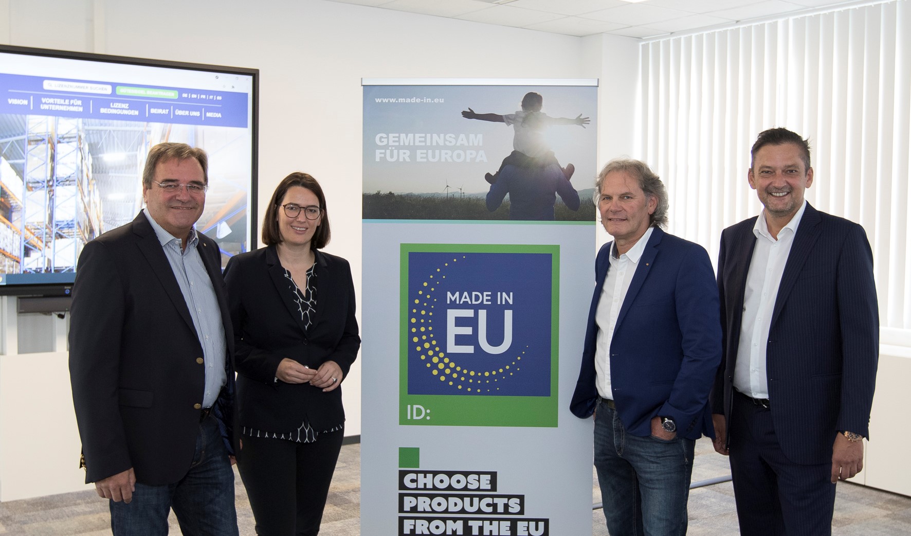 Foto: EU-Abgeordnete Barbara Thaler und die drei Initiatoren mit dem Herkunfts-Gütesiegel.