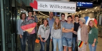 Die Familie begrüßt Austauschschülerin nach ihrem Auslandsjahr (Foto: Stiftung Völkerverständigung) Die Familie begrüßt Austauschschülerin nach ihrem Auslandsjahr (Foto: Stiftung Völkerverständigung)